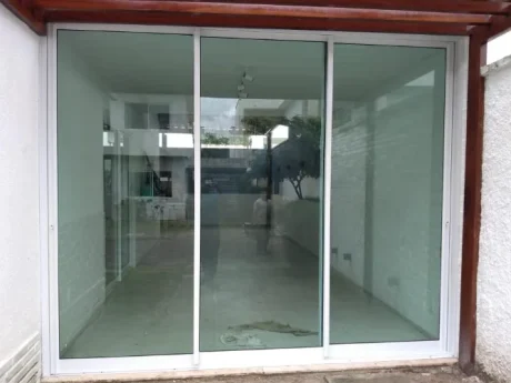 Esquadria de Alumínio Branco e Vidro Temperado Imperial Vidros Fortaleza